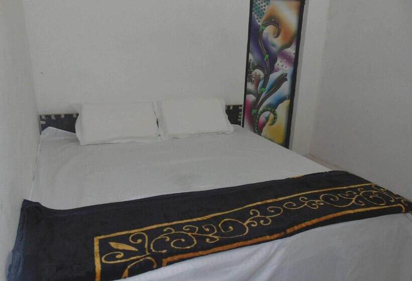 غرفة قياسية ثلاثية, Spot On Up86