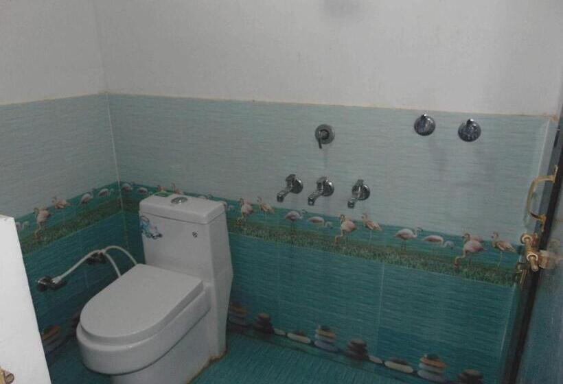 غرفة قياسية ثلاثية, Spot On Up86