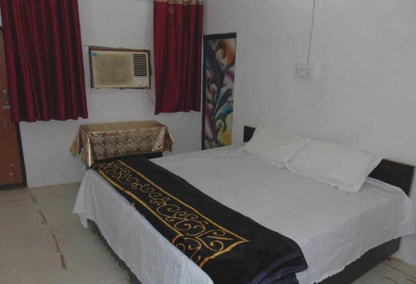 غرفة قياسية ثلاثية, Spot On Up86