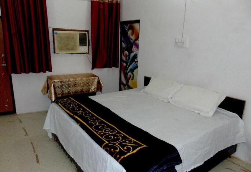 غرفة قياسية ثلاثية, Spot On Up86