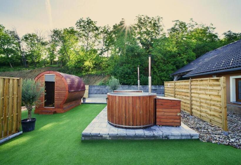 スタンダードルーム, Vinné Sklepy Skalák