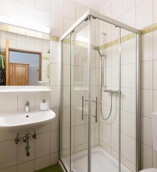 Basic Kolmen Hengen Huone, Frühstückspension Rottensteiner