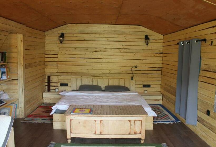 غرفة قياسية ثلاثية مزودة بشرفة, Kamis Guesthouse