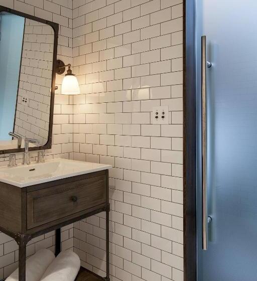 غرفة أساسية, Moxy Santa Barbara