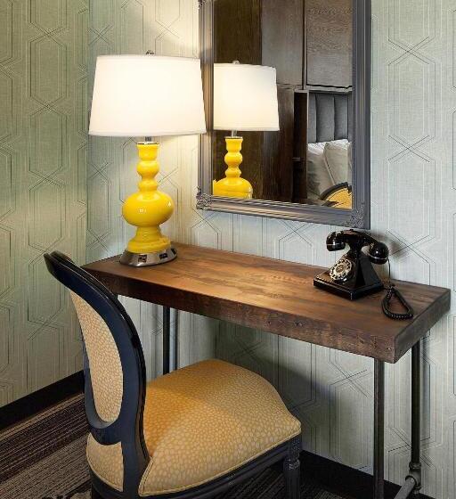 غرفة أساسية, Moxy Santa Barbara