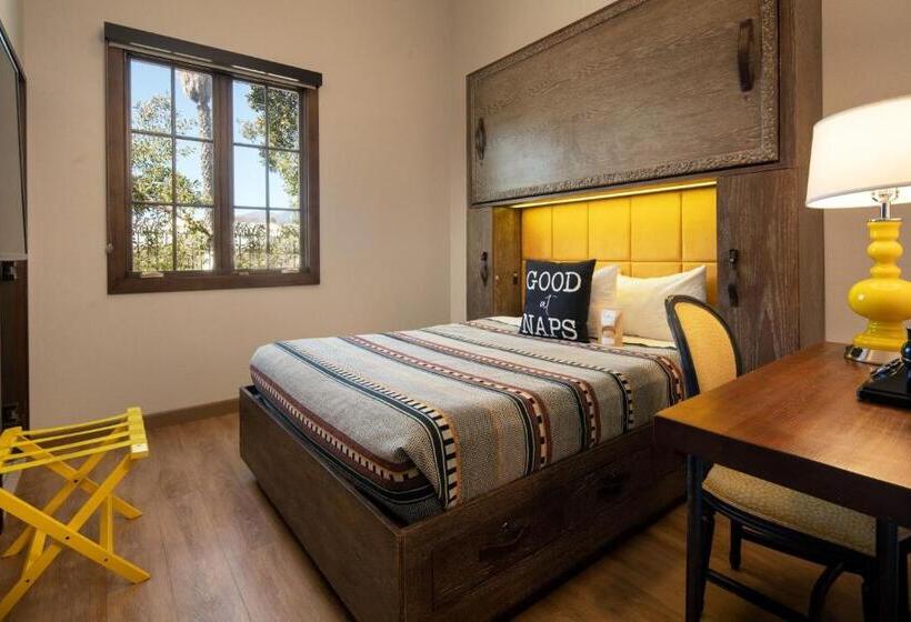 غرفة أساسية, Moxy Santa Barbara