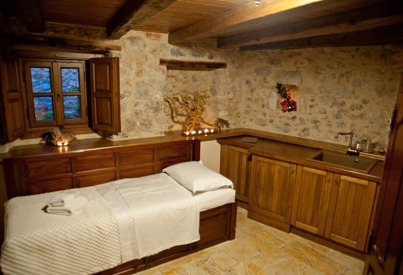 غرفة قياسية ثلاثية, Archontiko Hatzipanayioti