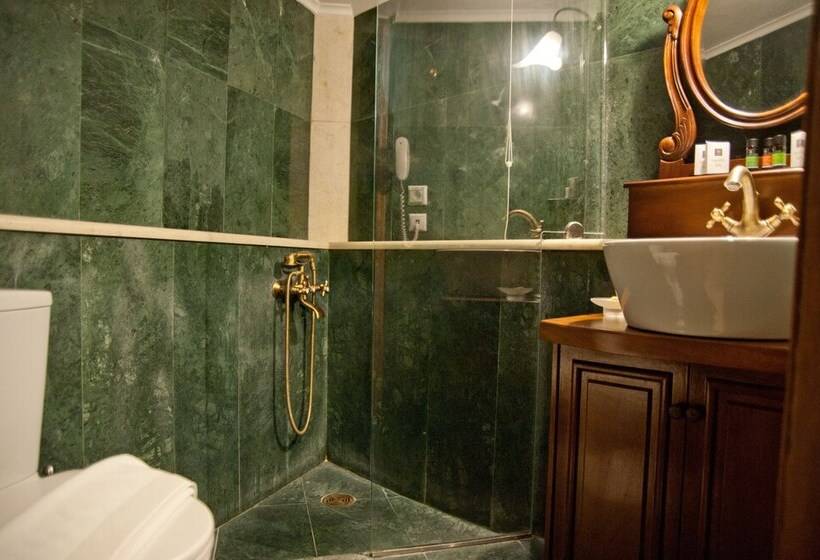 غرفة قياسية ثلاثية, Archontiko Hatzipanayioti