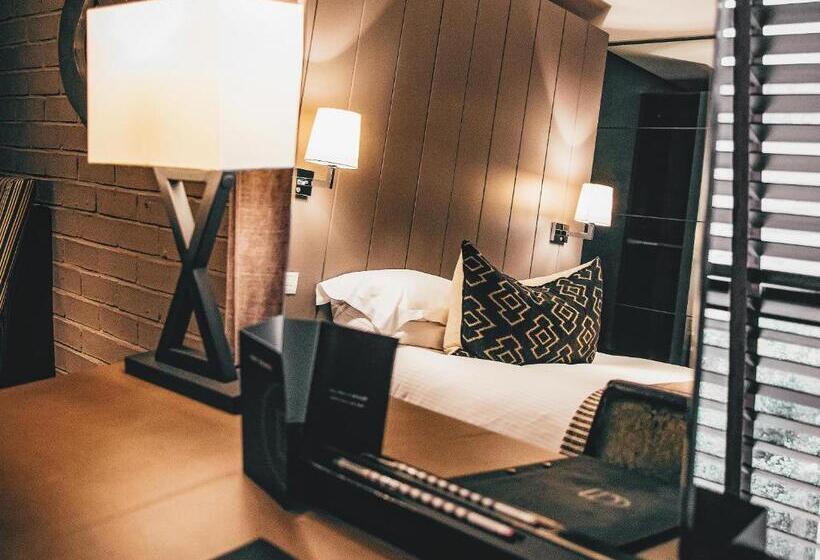 חדר אקזקיוטיב, Dakota Edinburgh