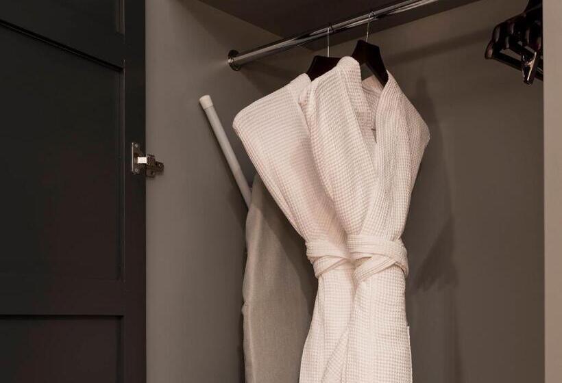 סוויטת ג'וניור, Dakota Edinburgh