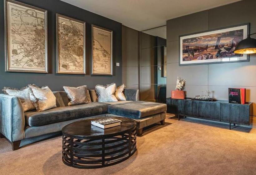 סוויטה, Dakota Edinburgh