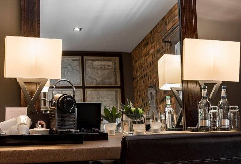 주니어 스위트, Dakota Edinburgh