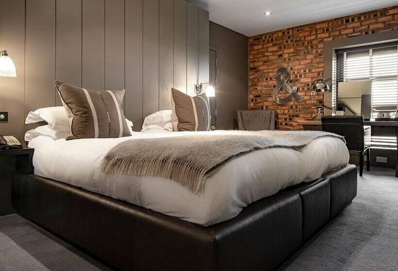 חדר אקזקיוטיב, Dakota Edinburgh