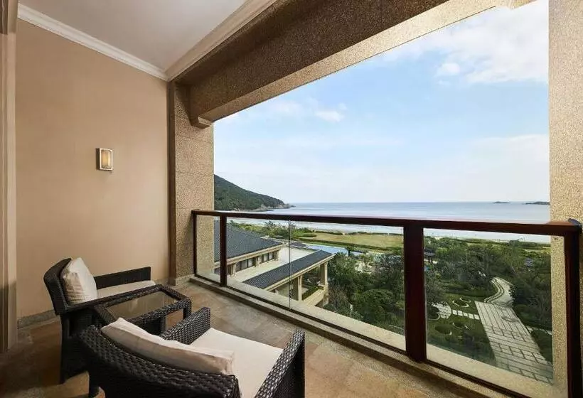 キングサイズベッドのデラックスルーム, The Westin Zhujiajian Resort, Zhoushan