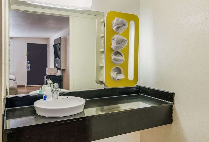 غرفه قياسيه سريرين مزدوجين, Rodeway Inn