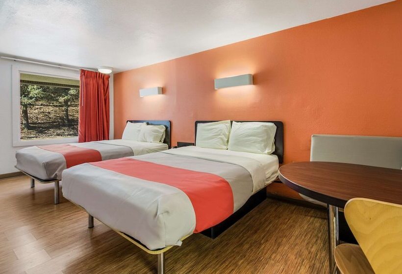 غرفه قياسيه سريرين مزدوجين, Rodeway Inn