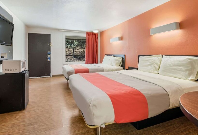 غرفه قياسيه سريرين مزدوجين, Rodeway Inn