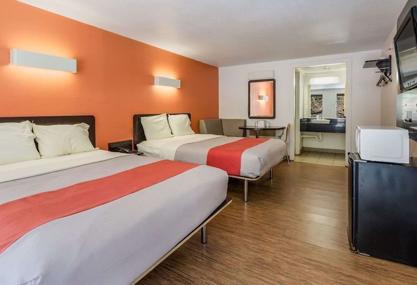 غرفه قياسيه سريرين مزدوجين, Rodeway Inn