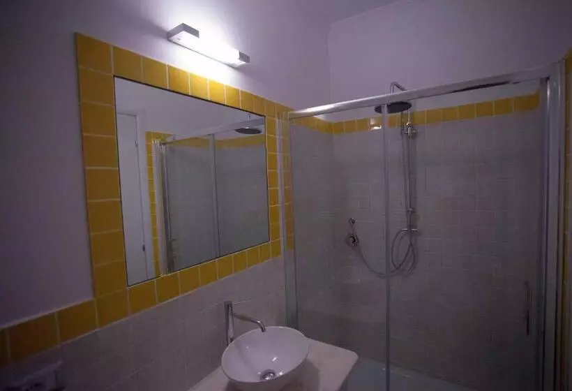 اتاق لوکس سه تخته, Locanda Degli Artisti