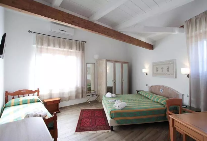 اتاق لوکس سه تخته, Locanda Degli Artisti