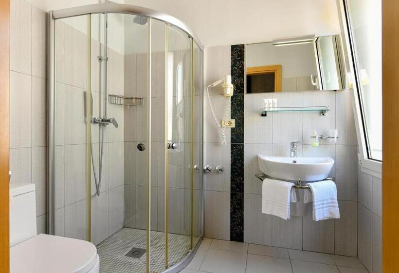 اتاق سوپریور سه تخته, Blumarin