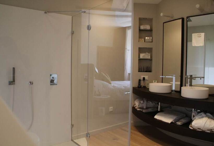 Suite with lake view, Château Et Golf De Taulane