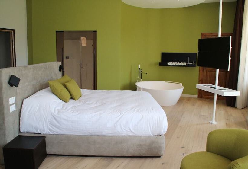 Suite with lake view, Château Et Golf De Taulane