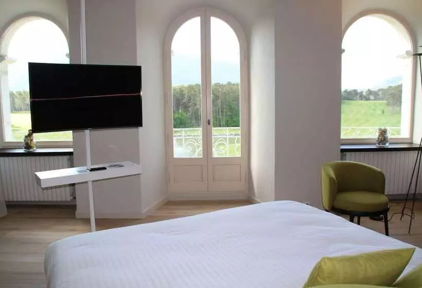 Suite with lake view, Château Et Golf De Taulane