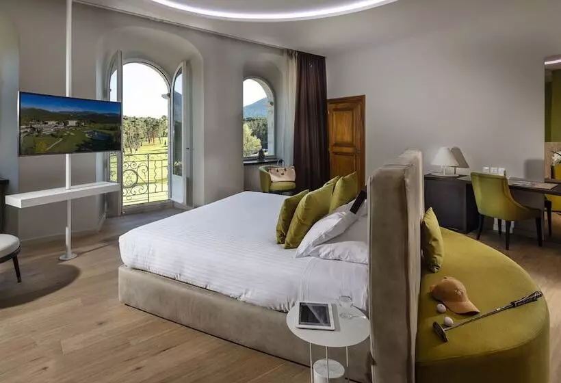 Suite with lake view, Château Et Golf De Taulane