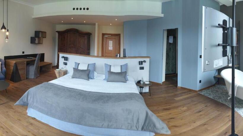 Suite with lake view, Château Et Golf De Taulane