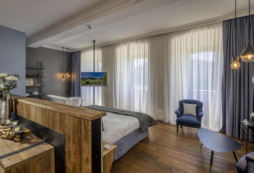 Suite with lake view, Château Et Golf De Taulane