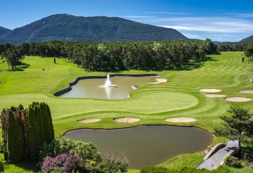 Suite with lake view, Château Et Golf De Taulane