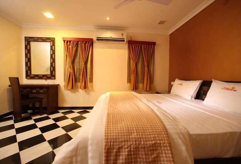 اتاق لوکس, Meenakshi S Sunshine