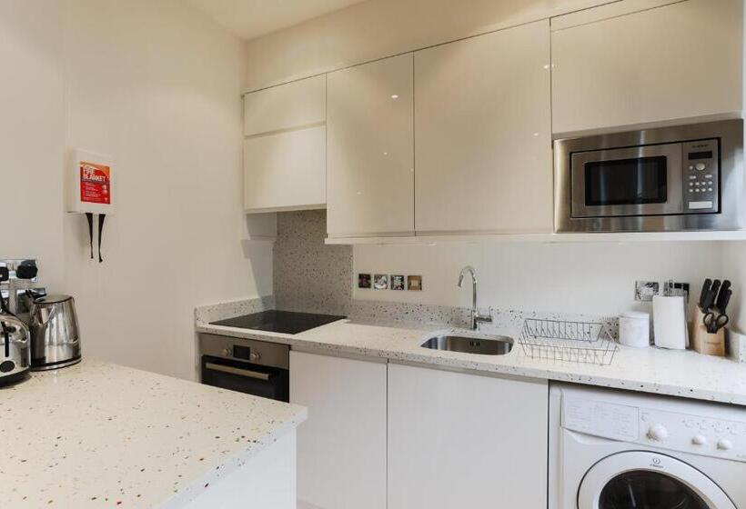 Студия Deluxe, Stayinn Monument