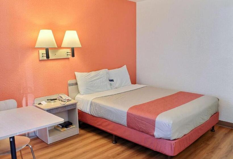 غرفة قياسية لذوى الاحتياجات الخاصة, Motel 6 Atascadero, Ca