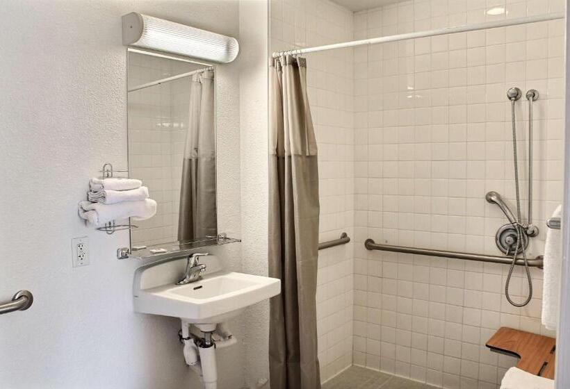 غرفة قياسية لذوى الاحتياجات الخاصة, Motel 6 Atascadero, Ca