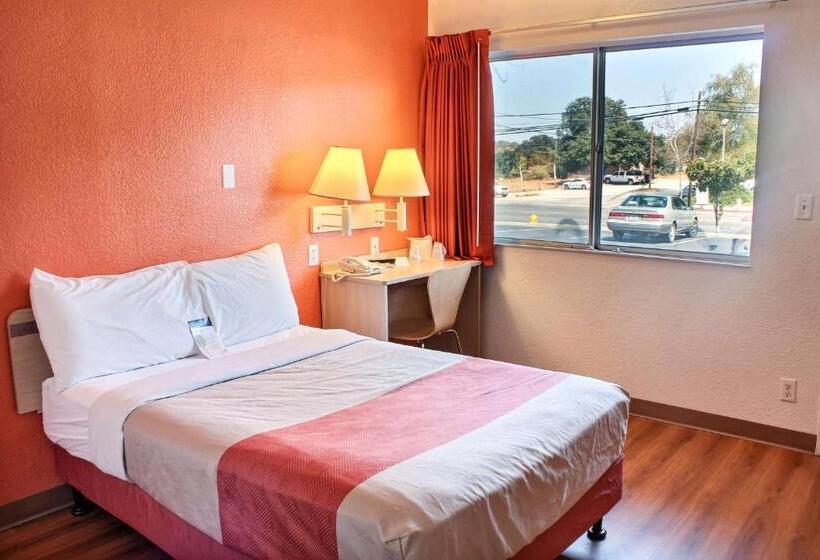 غرفة قياسية لذوى الاحتياجات الخاصة, Motel 6 Atascadero, Ca