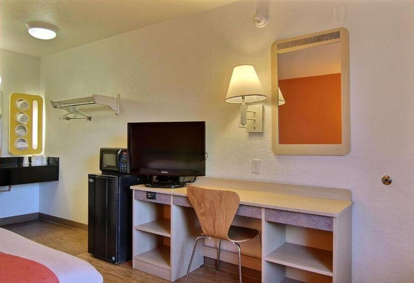 Четырехместный Номер Стандарт, Motel 6 Bismarck, Nd