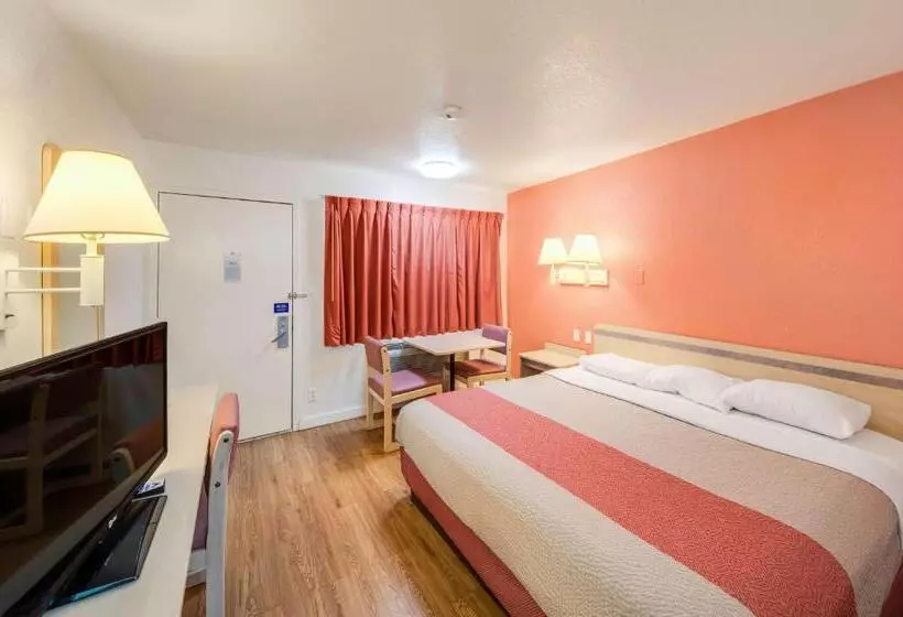 キングサイズベッドのデラックスルーム, Motel 6 Greenville, Tx
