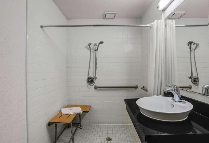 غرفة قياسية لذوى الاحتياجات الخاصة, Motel 6king City, Ca