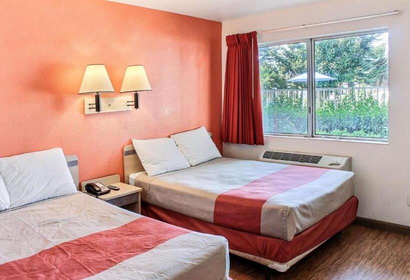 غرفة قياسية لذوى الاحتياجات الخاصة, Motel 6king City, Ca