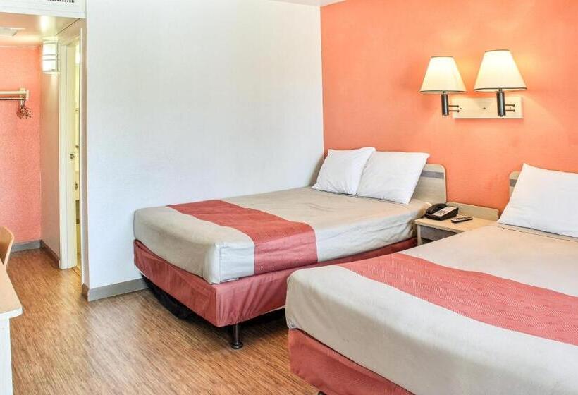 غرفة قياسية لذوى الاحتياجات الخاصة, Motel 6king City, Ca