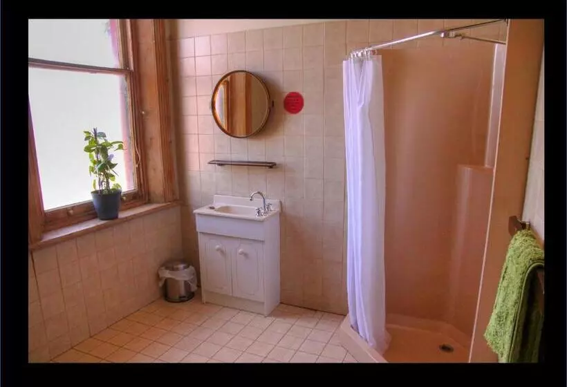 اتاق اکونومی با حمام مشترک, Pampas Motel