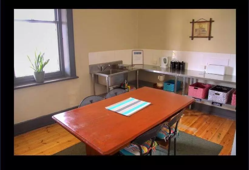 اتاق اکونومی با حمام مشترک, Pampas Motel
