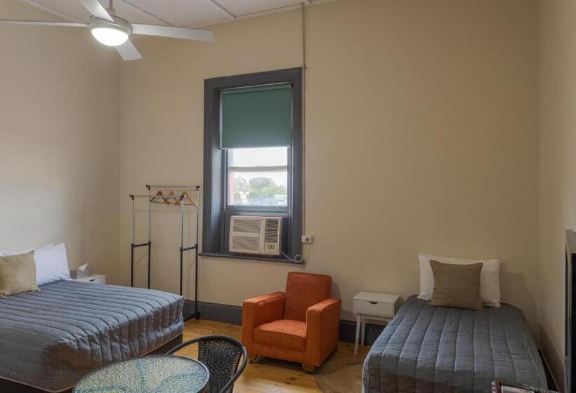 غرفة قياسية ثلاثية, Pampas Motel