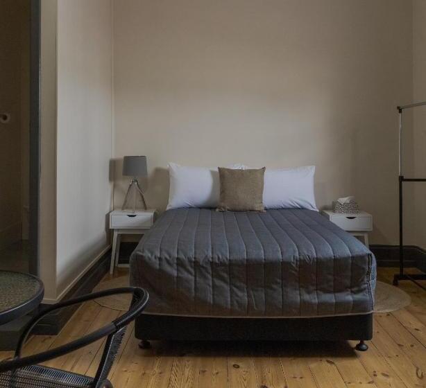 غرفة قياسية ثلاثية, Pampas Motel