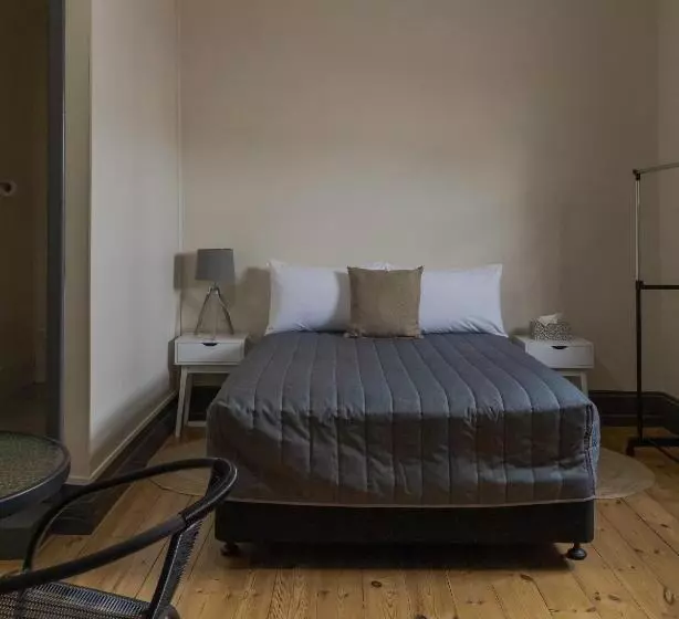 اتاق استاندارد سه نفره, Pampas Motel