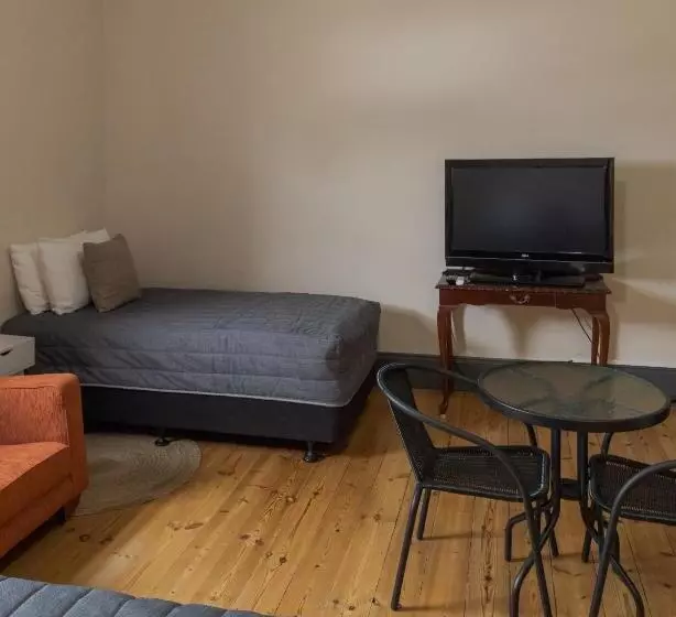 اتاق استاندارد سه نفره, Pampas Motel