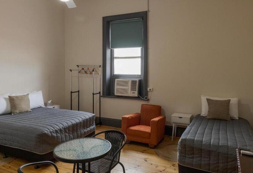 غرفة قياسية ثلاثية, Pampas Motel