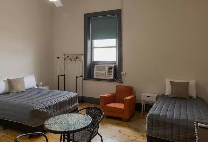 اتاق استاندارد سه نفره, Pampas Motel